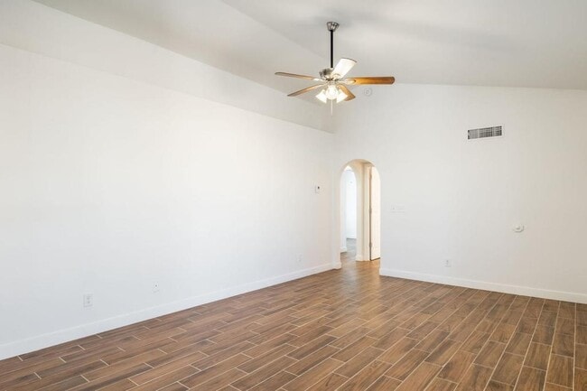 Building Photo - 8520 W Palm Ln