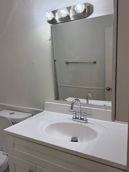 Building Photo - 2028 N Commonwealth Ave