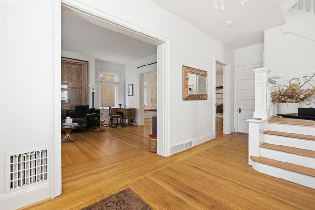 Building Photo - Stunning 5 Bedroom 2.5 Bathroom Home in Squirrel Hill