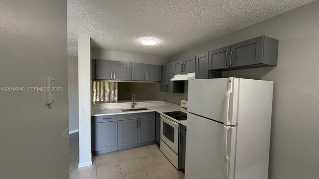 Building Photo - 4010 Lakeside Dr