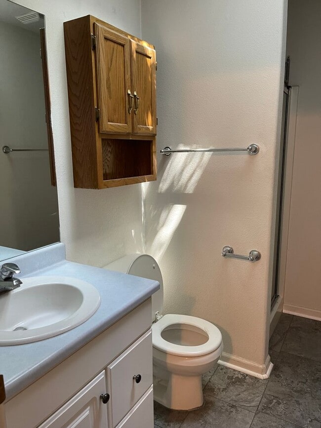 Building Photo - 3 Bedroom Home with Shop