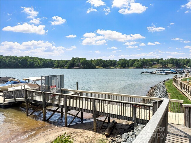 Building Photo - 9808 Emerald Point Dr