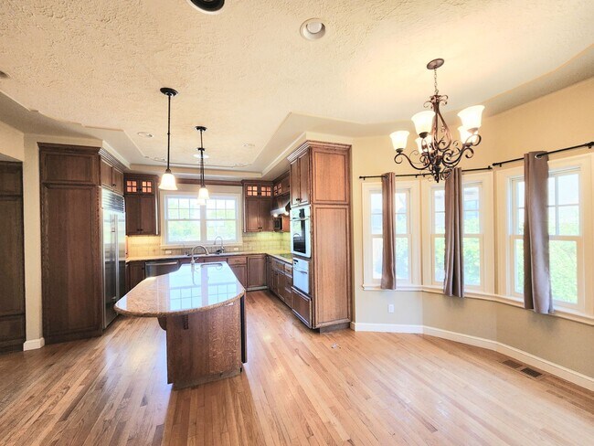 Building Photo - Elegant, spacious home in San Mateo