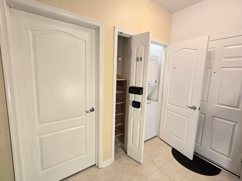 Building Photo - 350 W Elm St