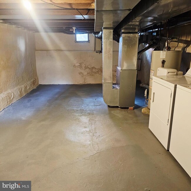 Building Photo - 1816 Montrose St