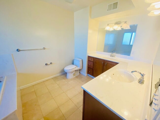 Building Photo - Beautiful Townhome in Downtown San Jose.  ...