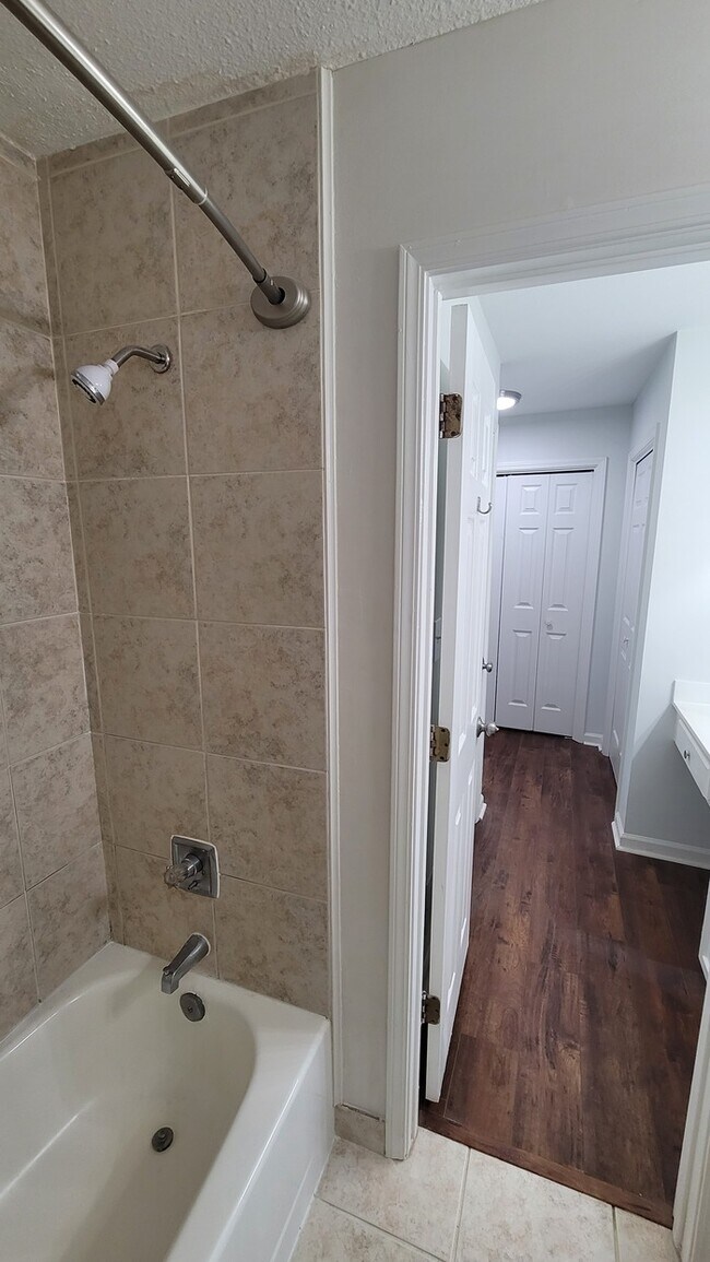 Building Photo - 2 bedroom 2 bath Condo in Lenox Heights, o...