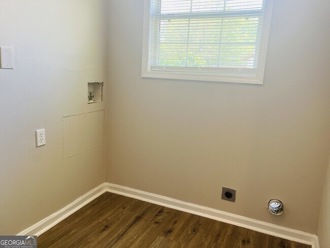 Building Photo - 900 Park Ave