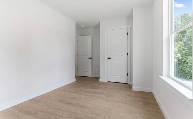 Building Photo - Brand New Duplex Available Now!