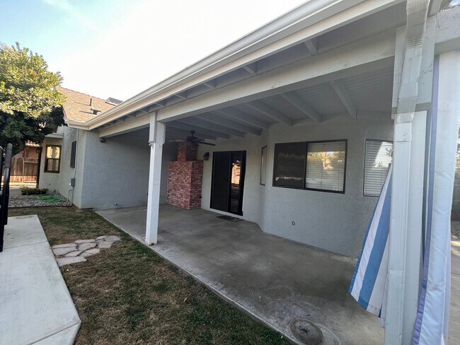 Building Photo - 540 N Peppertree St