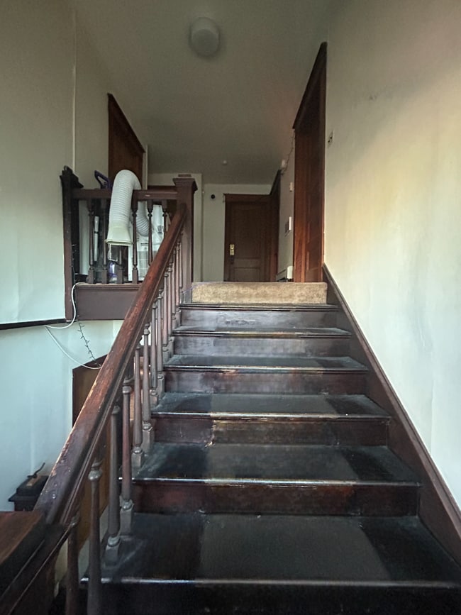 Building Photo - 8 Bed 3 Bath close to UWEC!