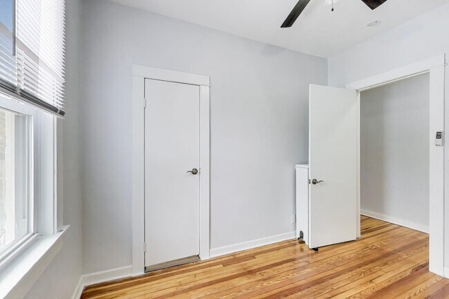 Building Photo - 1638 Oakwood Ave