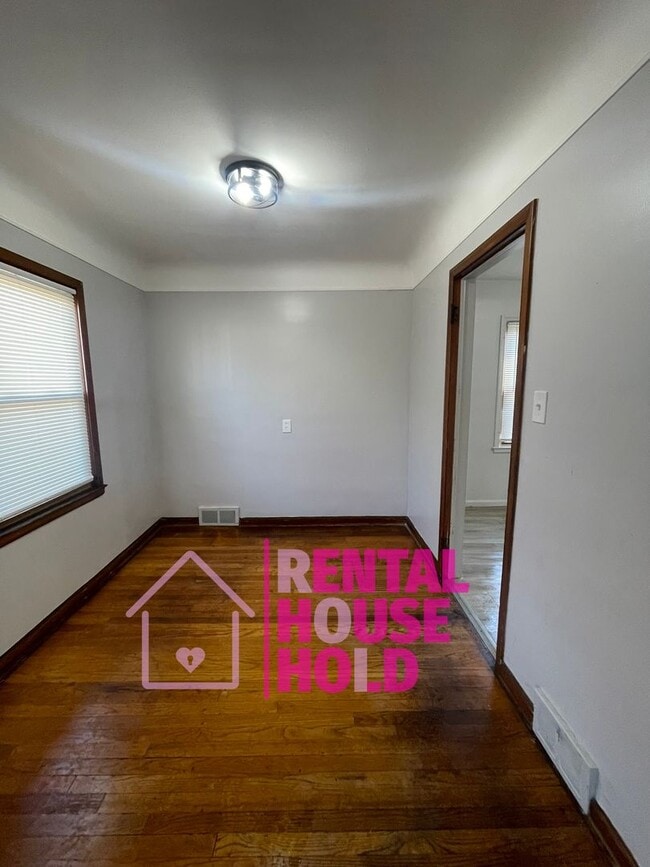 Building Photo - ~ 3 BEDROOM 1 BATH BUNGALOW SECURTIY DEPOSIT SPECIAL ~$500