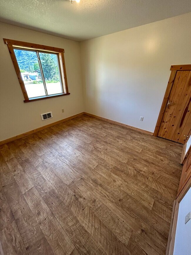 Building Photo - Beautiful 3 Bed, 2 Bath Home in Columbia Falls, MT - Close to Glacier National Park