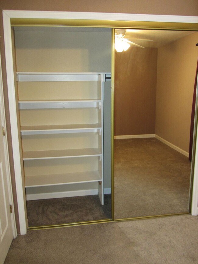 Building Photo - Lovely 2 Bedroom, 1 Bathroom Condo in Cast...