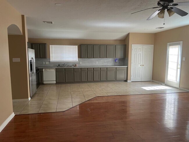 Building Photo - 9642 Weldridge Dr