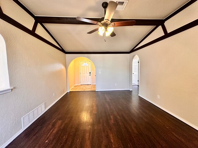 Building Photo - Spacious three bed home in Moore