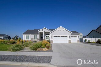Building Photo - Beautiful Home in North Ogden.