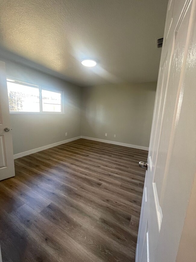 Building Photo - Newly Remodeled 5 Bedroom 3 Bath Home in C...