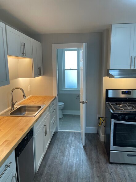 Building Photo - 1585 E 32nd St