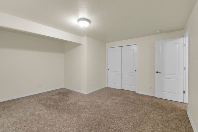Building Photo - Ranch style home with 6 Bedrooms - 3 Bathrooms - 2 Car Garage - $2,650!