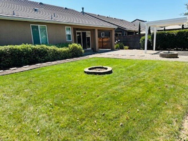 Building Photo - $2,695 Beautiful Barclay Square 4 Bed / Ha...
