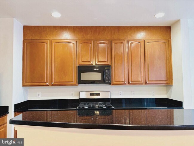 Building Photo - 3381 Beechcliff Dr