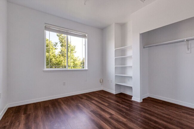 Building Photo - Stylish Longmont Condo with Vaulted Ceilings and Modern Upgrades