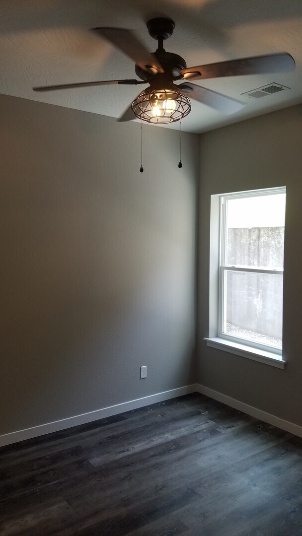 Building Photo - Fresh Paint and New Flooring 2 bedroom 2 bath Luxury Apartment Branson MO