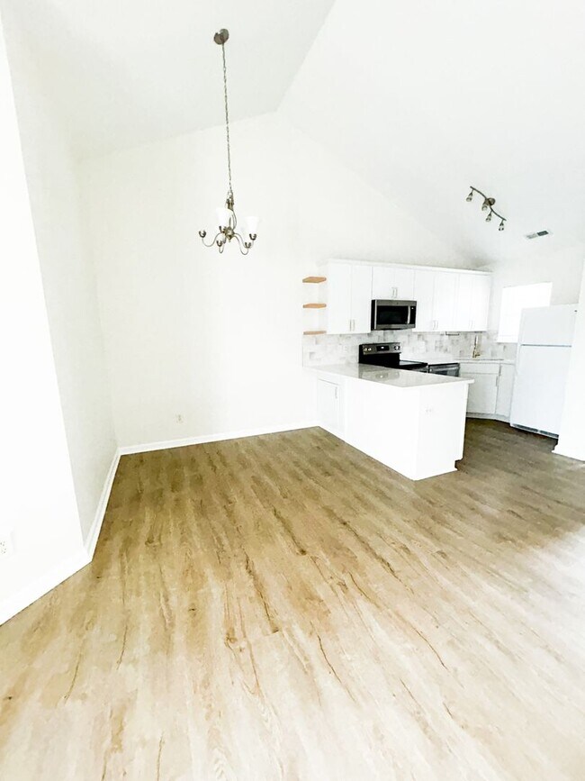 Building Photo - $200 Off 1st Month's Rent - 2 Bdrm/ 2 Bath, Townhome in Wilmington