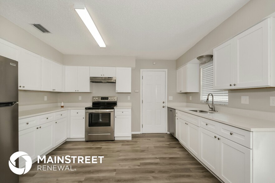 Building Photo - 4715 Almanza Ave