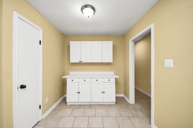 Building Photo - 2614 Village Cir Dr