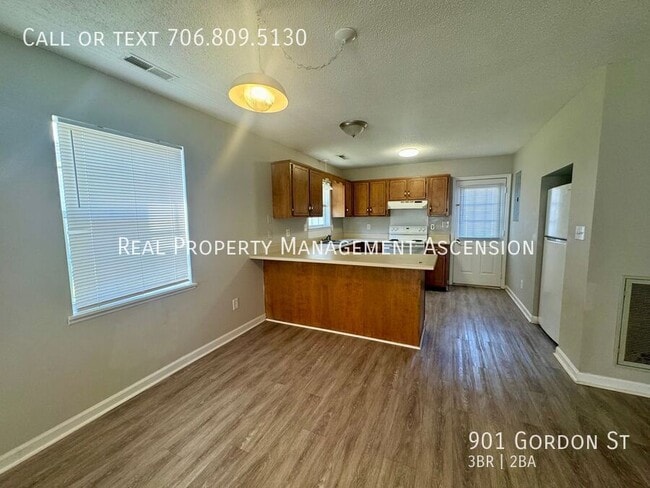 Building Photo - 901 Gordon St