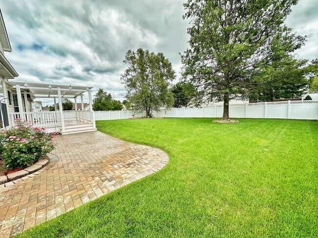 Building Photo - 6 Savannah Hill Dr