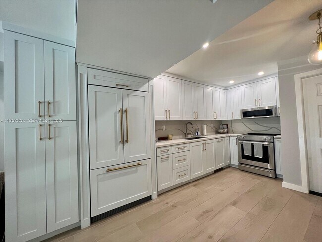 Building Photo - 3220 W Trade Ave