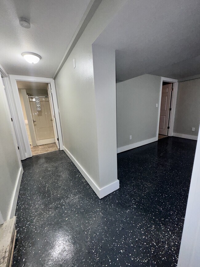 Building Photo - 603 NE 51st Pl