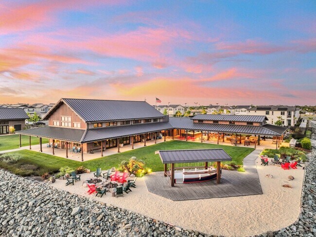 Building Photo - Waterfront Beauty