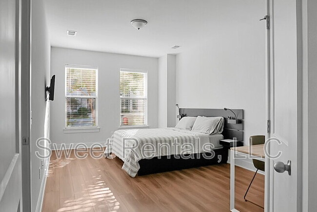 Building Photo - 4565 Mixson Ave