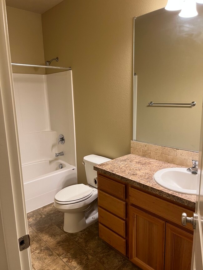 Building Photo - 1004 Willow Ave NE