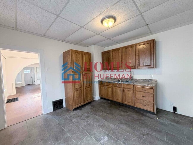 Building Photo - Three Bedroom House