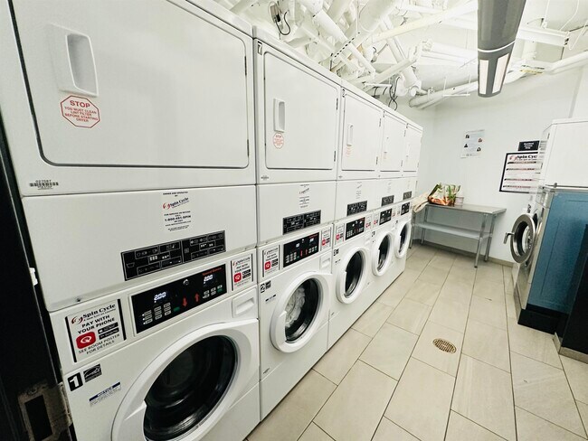 Building Photo - 1125 Maxwell Ln