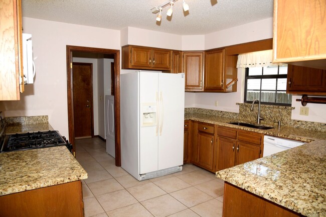 Building Photo - 3 Bedroom in Bluewater Bay!