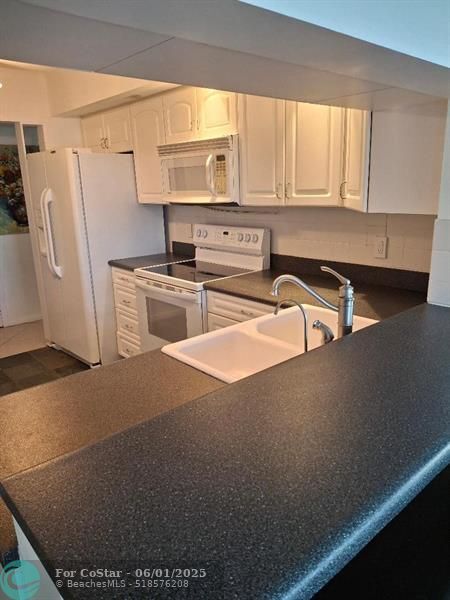 Building Photo - 105 Lake Emerald Dr