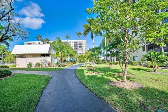 Building Photo - 2205 S Cypress Bend Dr