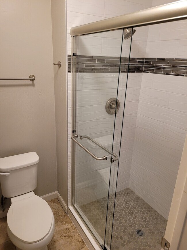 Building Photo - Updated 2/2 condo with 2 master bedrooms!