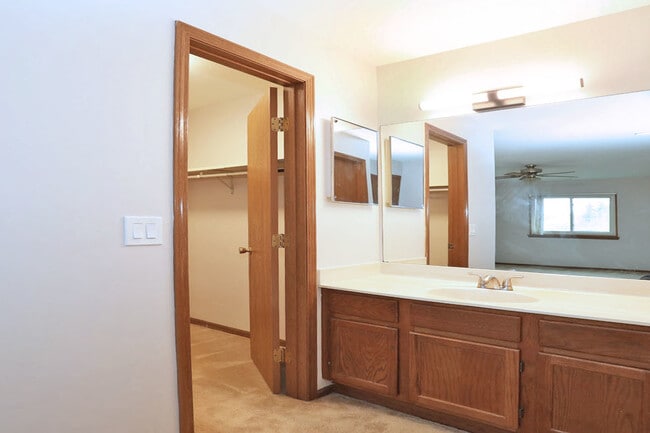 Building Photo - 675 Greenfield Ct