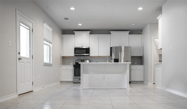 Building Photo - 341 Mary Max Cir