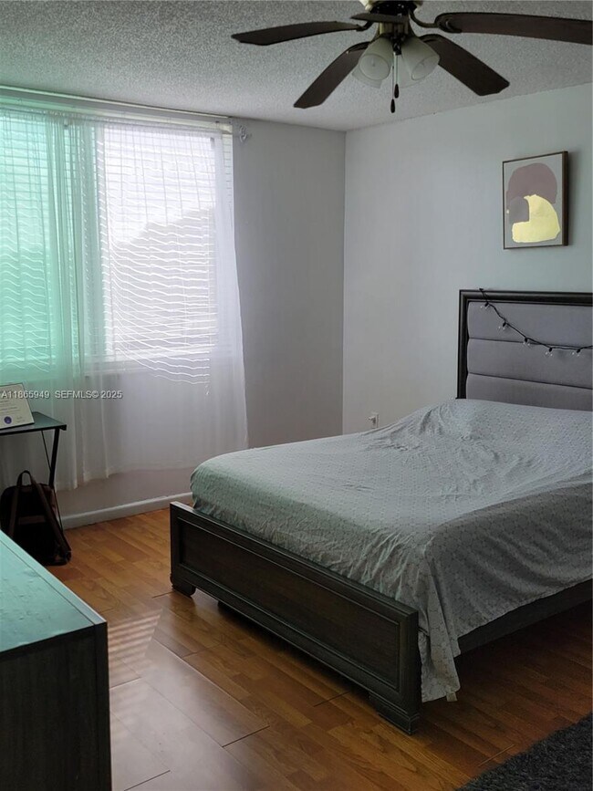 Building Photo - 919 Hillcrest Dr