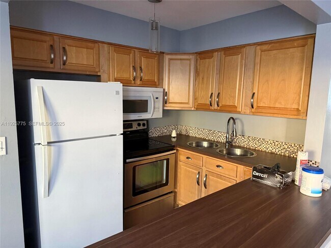 Building Photo - 4050 NE 12th Terrace