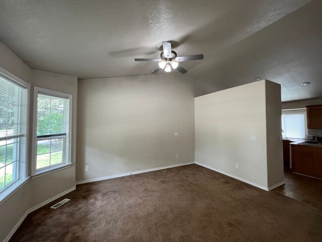 Building Photo - Lovely 4 bedroom (+ 2 living rooms) 2.5 ba...